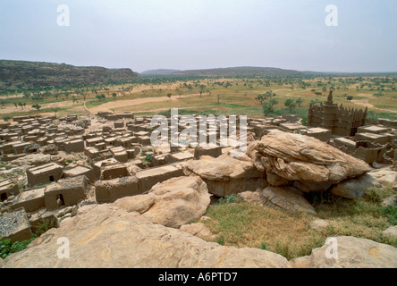 Vista panoramica di un tradizionale villaggio di Dogon. Kargue, Mali, Africa occidentale Foto Stock