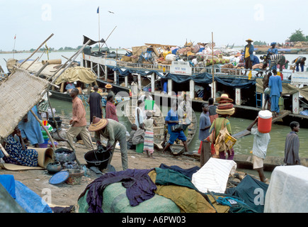 Scena affollato lungo il fiume, caricamento di un traghetto. Mopti. Mali Foto Stock