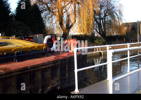 Il Eskdale chiatta marittime da Hull passando attraverso il blocco di Newark Foto Stock