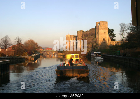 Il Eskdale chiatta marittime da Hull dopo il passaggio attraverso il Newark bloccare la vela al fianco di Newark Castle Foto Stock