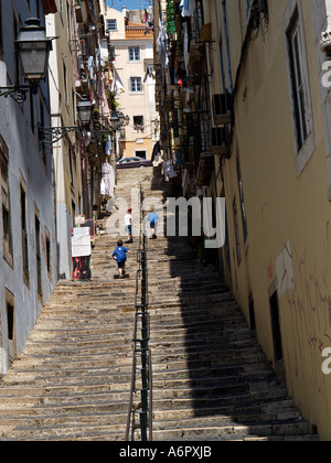 Bambino in esecuzione in scale nella città vecchia di Lisbona, Portogallo Foto Stock