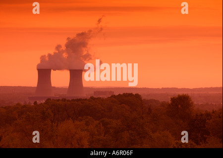 Vista delle torri di raffreddamento da Limerick nucleare stazione di generazione a Limerick Township Montgomery County Pennsylvania Foto Stock