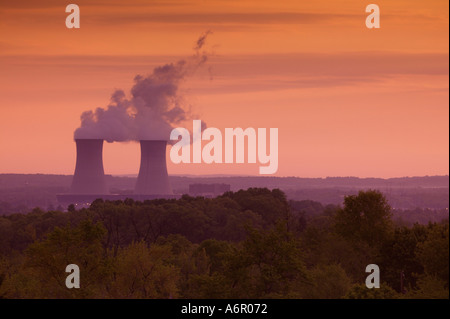 Vista delle torri di raffreddamento da Limerick nucleare stazione di generazione a Limerick Township Montgomery County Pennsylvania Foto Stock