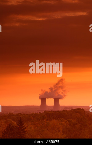 Vista delle torri di raffreddamento da Limerick nucleare stazione di generazione a Limerick Township Montgomery County Pennsylvania Foto Stock
