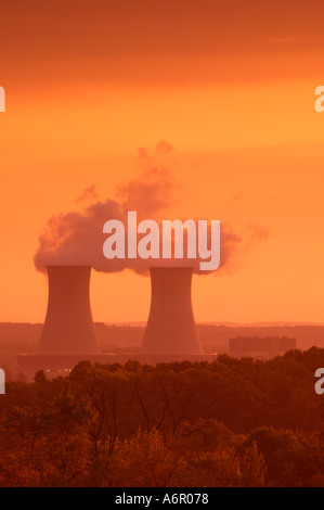 Vista delle torri di raffreddamento da Limerick nucleare stazione di generazione a Limerick Township Montgomery County Pennsylvania Foto Stock