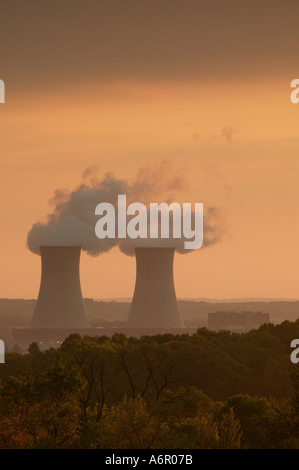 Vista delle torri di raffreddamento da Limerick nucleare stazione di generazione a Limerick Township Montgomery County Pennsylvania Foto Stock