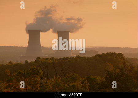 Vista delle torri di raffreddamento da Limerick nucleare stazione di generazione a Limerick Township Montgomery County Pennsylvania Foto Stock