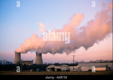 Vista delle torri di raffreddamento della centrale nucleare di Limerick stazione di generazione a Limerick Township Montgomery County Pennsylvania Foto Stock