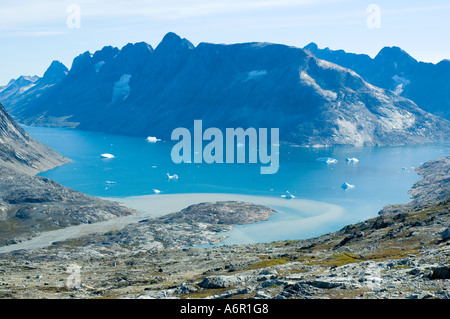 Guardando attraverso Ikâsagtivaq fiordo a Angmagssalik isola dalla Tiniteqilâq ridge, Sermilik Fjord, est della Groenlandia Foto Stock