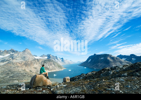 Guardando attraverso Ikâsagtivaq fiordo a Angmagssalik isola dalla Tiniteqilâq ridge, Sermilik Fjord, est della Groenlandia Foto Stock