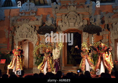 Legong Kraton danza tradizionale in Bali Indonesia Foto Stock