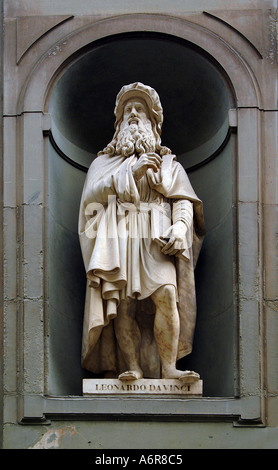 Statua di Leonardo da Vinci Galleria degli Uffizi a Firenze Toscana Italia Europa Foto Stock