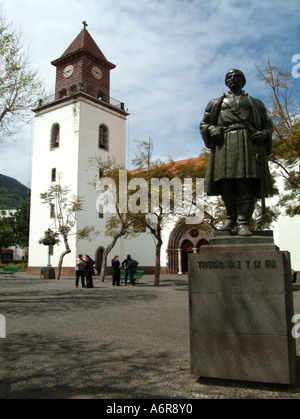 Statua di Tristao Vaz Teixeira, Largo il dottor Antonio Jardim d'Oliveira, con Igreja Matriz in background, Machico, di Madera. Foto Stock