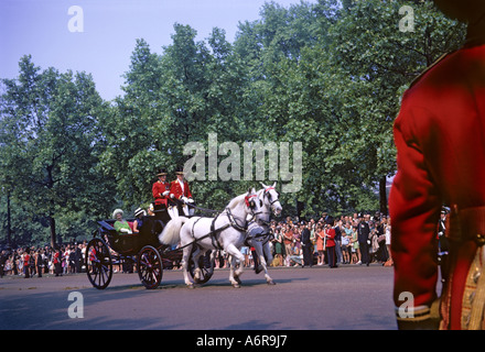 "Queen Elizabeth la regina madre, la principessa Margaret, Princess Anne, in ^horsedrawn carrello, ^1969, 'small',' di Londra Foto Stock