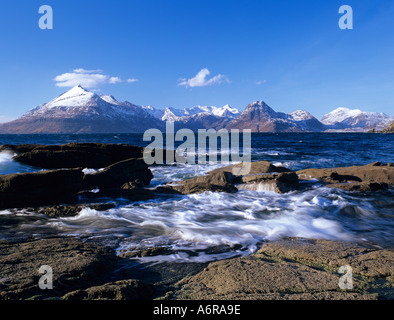 Snow capped Cuillin Hills da sul Loch Scavaig nel tardo inverno. Elgol Isola di Skye in Scozia UK Foto Stock