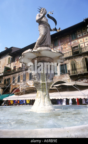 La fontana di Madonna Verona in Piazza Erbe Verona con la Casa dei Mercanti dietro Foto Stock