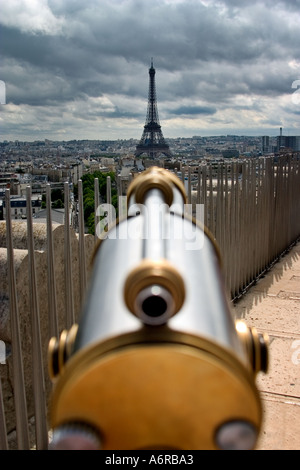 Telescopio sulla parte superiore dell'Arco di Trionfo Arco di Trionfo osservatorio a terrazza rivolta verso la Torre Eiffel Parigi Francia Europa Foto Stock
