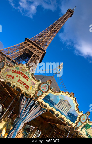 Torre Eiffel giostra in primo piano Parigi Francia Europa Foto Stock