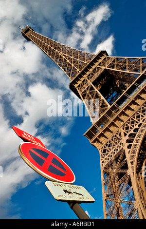 Torre Eiffel auto segno di rimozione in primo piano Parigi Francia Europa Foto Stock