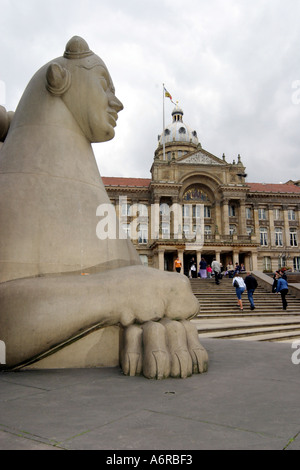 Un custode statua accanto alla casa del Consiglio e il fiume e la Fontana della Giovinezza statue Victoria Square Birmingham Inghilterra Foto Stock