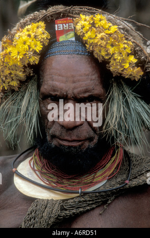 PAPUA NUOVA GUINEA Huli Tribesman a Singsing Southern Highlands vicino tari Foto Stock