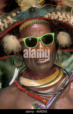 PAPUA NUOVA GUINEA, Huli Tribesman, indossando occhiali da sole a cantare cantare Southern Highlands vicino tari Foto Stock