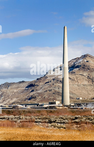 Kennecott miniera di rame di fonderia raffineria pila contro colline fuori Salt Lake City Utah Foto Stock