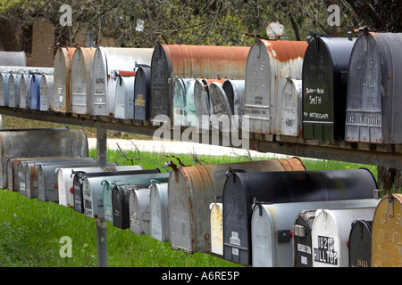 Cassetta postale riga rurale lungo una collina strada di campagna nei pressi di San Antonio Texas. Fattoria rurale. Foto Stock