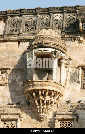 Il terremoto ha seriamente danneggiato Darbargadh Palace complesso ospita Aina Mahal (XVIII secolo il palazzo reale con la sua splendente della hall Foto Stock