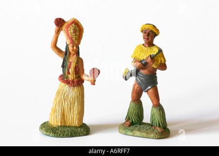 Maschio e femmina hawaiano ceramica figurina statue o bambole in nativo tradizionale abbigliamento e hula gonna Foto Stock