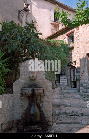Piccola fontana a Eze villaggio a sud della Francia. Foto Stock