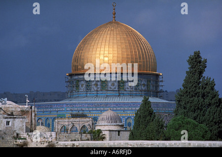 La Cupola della roccia, un santuario islamico situato sul Monte del Tempio nella Città Vecchia di Gerusalemme, Israele. Foto Stock