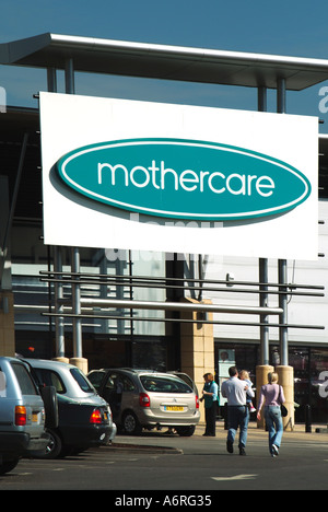 West Thurrock Lakeside Retail Park con le automobili parcheggiate fuori I Mothercare store Foto Stock