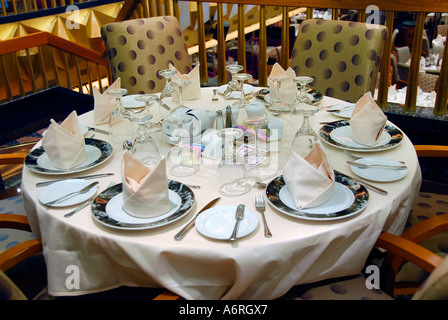 Sala da pranzo con tavoli preparati a bordo della nave da crociera Foto Stock