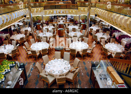 Sala da pranzo con tavoli preparati a bordo della nave da crociera Foto Stock