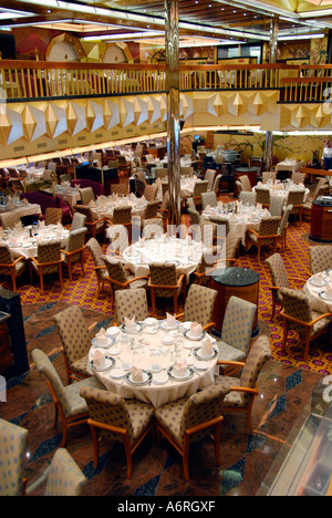 Sala da pranzo con tavoli preparati a bordo della nave da crociera Foto Stock