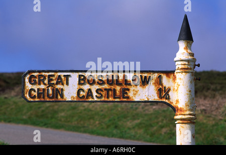 Rusty cartello stradale rivolta verso Chun Castello e grande Bosullow in Cornwall County Inghilterra REGNO UNITO Foto Stock