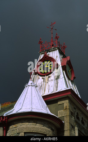 Storm cloud Marazion dietro il Municipio di clock tower in Cornwall County Inghilterra REGNO UNITO Foto Stock