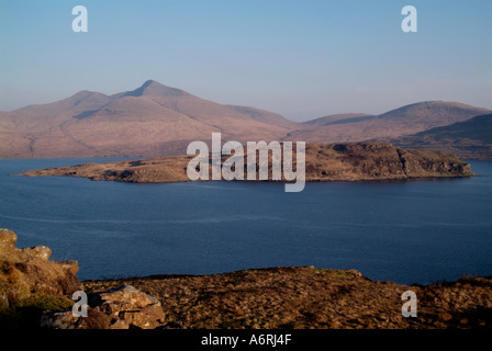 Ben più munro visto da una croce Loch na Keal Isle of Mull Ebridi Interne di viaggio isola di Scozia Isola Argyll and Bute eorsa Foto Stock