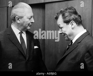 Brandt, Willy, 18.12.1913 - 8.10.1992, uomo politico tedesco (SPD), con Kurt Georg Kiesinger (CDU), negoziazione circa un nuovo cabinet Foto Stock