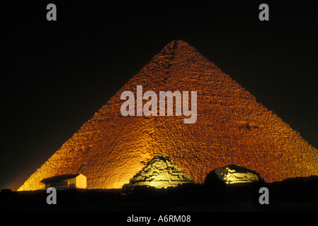 Egitto Giza, la barca solare Museo e piramidi regine, piramide di Cheope, altopiano di Giza Foto Stock