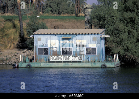 Africa, Egitto e il Nilo. Flottante stazione pompa inserito lungo le rive del Nilo Foto Stock