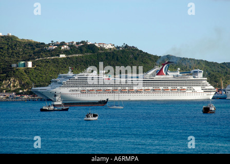 La nave da crociera Carnival Fantasy visiti l'isola di St Maarten St Martin nei Caraibi west indies Foto Stock