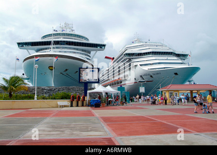 La nave da crociera Carnival Fantasy visiti l'isola di St Maarten St Martin nei Caraibi west indies Foto Stock