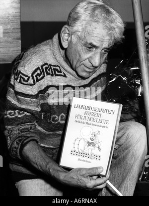 "Bernstein, Leonard, 25.8.1918 - 14.10.1990, American conduttore e compositore, con l'edizione tedesca del suo libro "I giovani Foto Stock