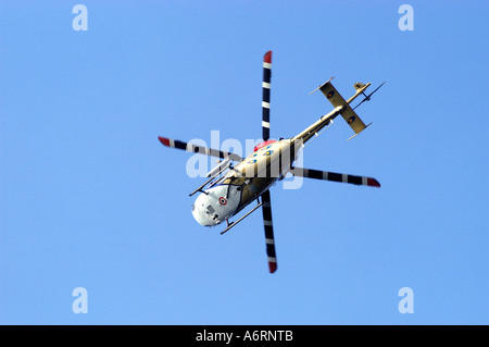 ASB77307 forza aerea indiana elicottero eseguire durante l'air show di Marine Drive a Bombay ora Mumbai India Maharashtra Foto Stock