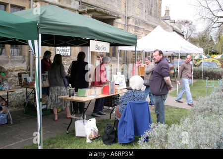 Un accozzaglia vendita a Bourton sull'acqua nel Gloucestershire. Foto Stock