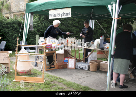 Un accozzaglia vendita a Bourton sull'acqua nel Gloucestershire. Foto Stock