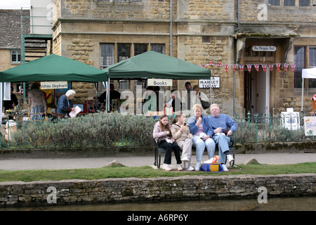 Bourton sull'acqua nel Gloucestershire. Foto Stock