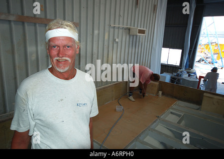 Lavoratore in boat building fabbrica Queensland Maroochydore Australia Foto Stock